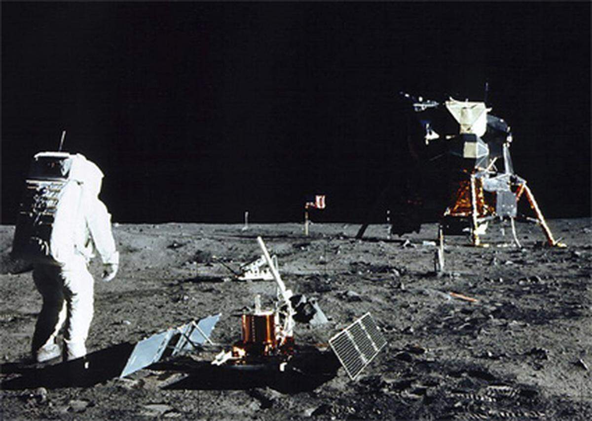Vor ihrem Abflug bauten die Astronauten noch einige Forschungsgeräte auf, mit denen seismische Aktivitäten des Mondes erfasst werden sollten. Mit einem Laserreflektor sollte die Entfernung zwischen Erde und Mond exakt vermessen werden. Insgesamt waren die Astronauten zwei Stunden und 31 Minuten auf der Mondoberfläche.