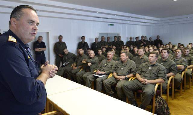 Einige Soldaten kennen ihren neuen Minister schon. 2015 wurden sie von Hans Peter Doskozil für den Grenzeinsatz geschult.