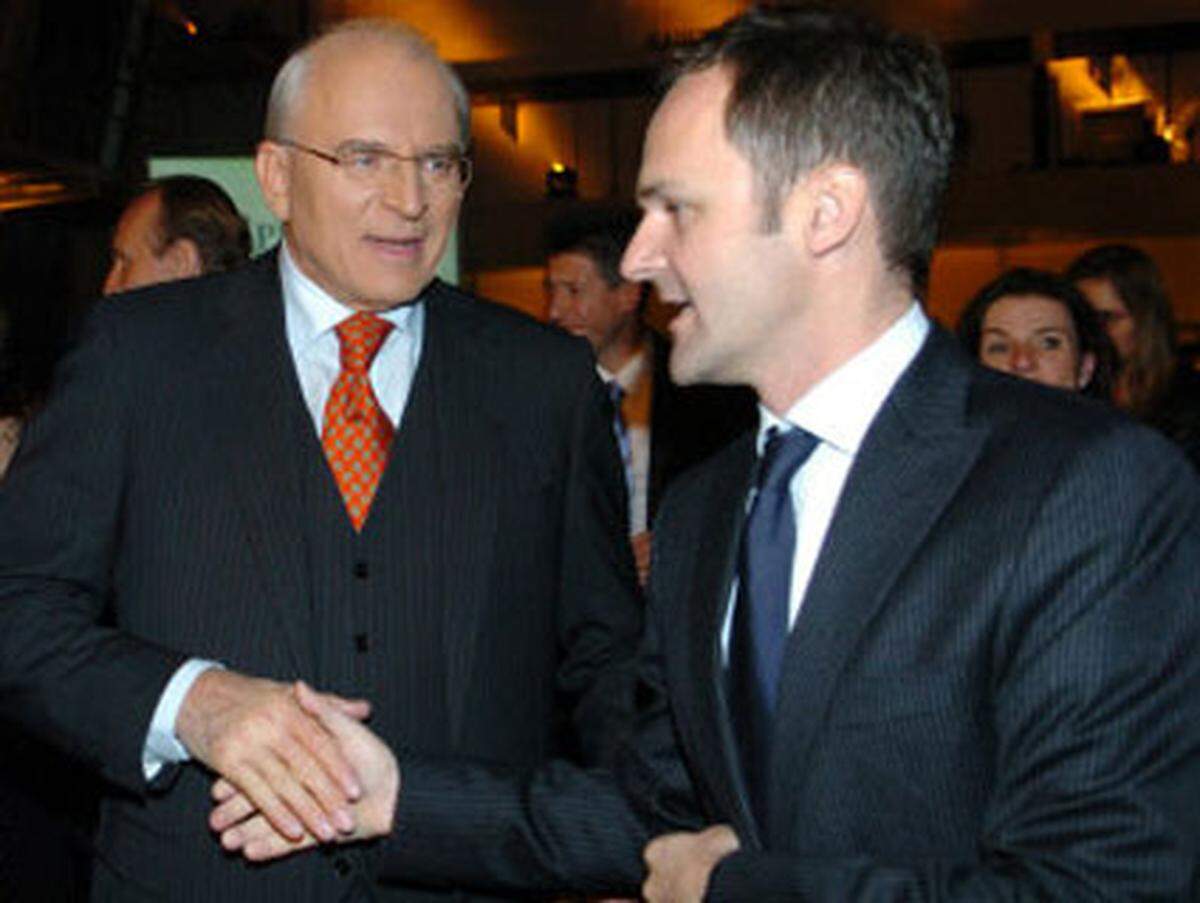 Hier werden Geschäfte gemacht - oder zumindest darüber geredet. Preisträger Claus Raidl beim "Handshake" mit dem Wirtschafts-Chef der "Presse" Franz Schellhorn.