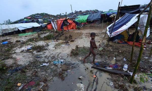 Am Montag gab Bangladeschs Polizeichef Shahidul Hoque in der Hauptstadt Dhaka die Festnahme von 200 Rohingya bekannt, die außerhalb dieser Gebiete gewesen seien. Sie würden in provisorische Camps in den Orten Ukhiya und Teknaf geschickt, wo die Regierung den Bau neuer Lager plant. "Es war zu ihrem eigenen Wohl", sagte Hoque.