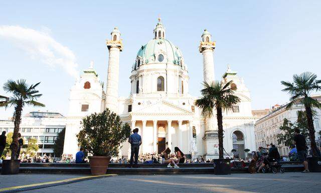Ein bisschen hat man das Gefühl, dass der Karlsplatz an schönen Tagen gar nicht in Wien liegt. Das tut der Stadt durchaus gut.