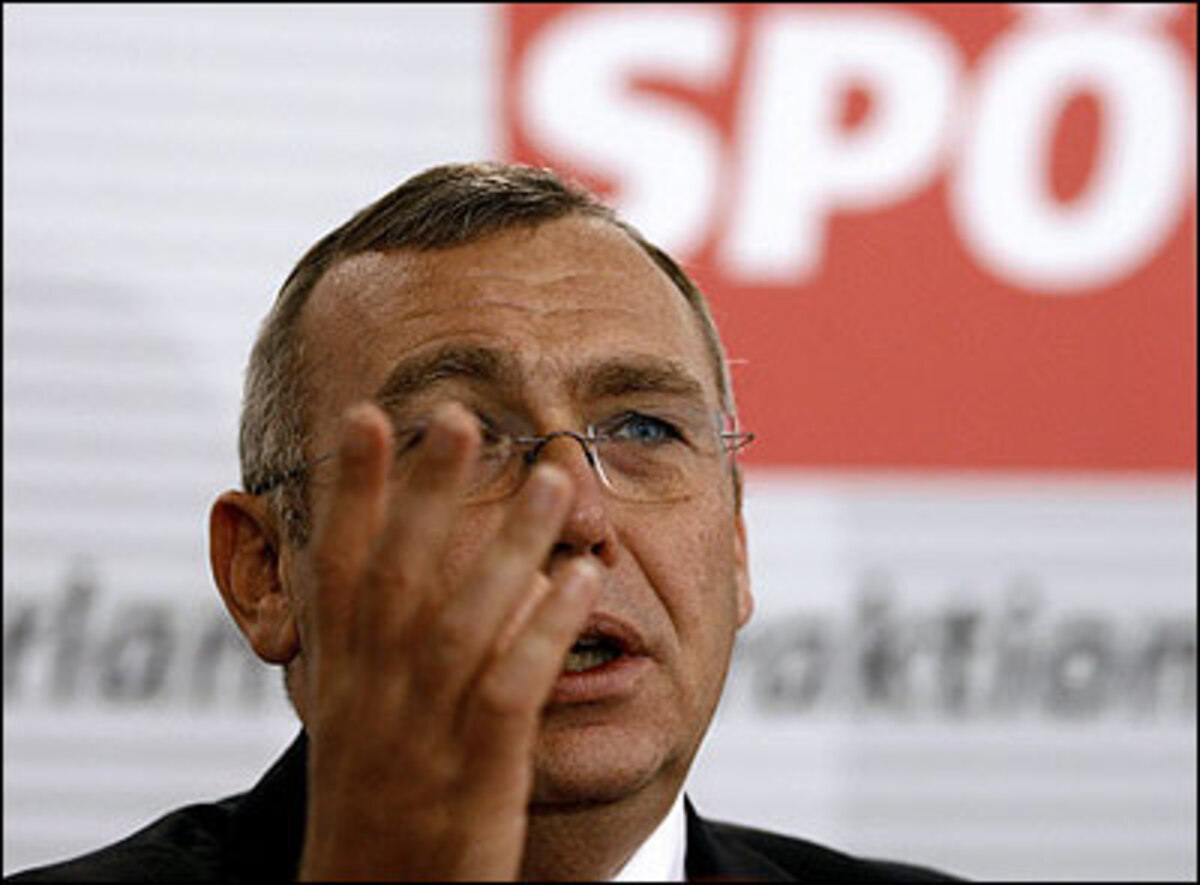 "Es kann ja nicht sein, dass das ganze Land um die ÖVP herumtanzen muss wie um ein Goldenes Kalb." SPÖ-Chef Alfred Gusenbauer will nicht tanzen.