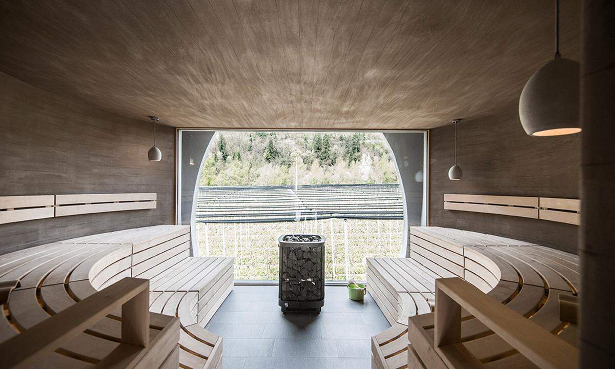 Saltaus im Passeiertal/Südtirol, Architektur: noa Ausblick ins Grüne: Wellness in der Apfelsauna des Apfelhotels Torgglerhof. Angelehnt an den Jahreszyklus des Apfels - mit Blüte, Ernte, Veredelung und Ruheperiode - steht die Sauna für die Ruhezeit.  