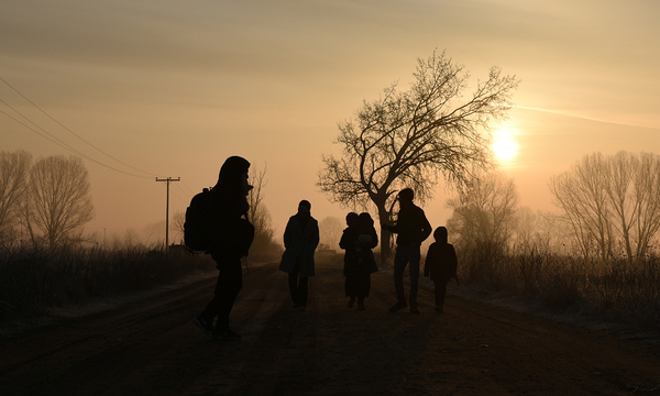 Flüchtlinge machen sich in der Morgendämmerung auf den Weg von der Türkei zur griechischen Grenze – und Tausende tun es ihnen gleich.