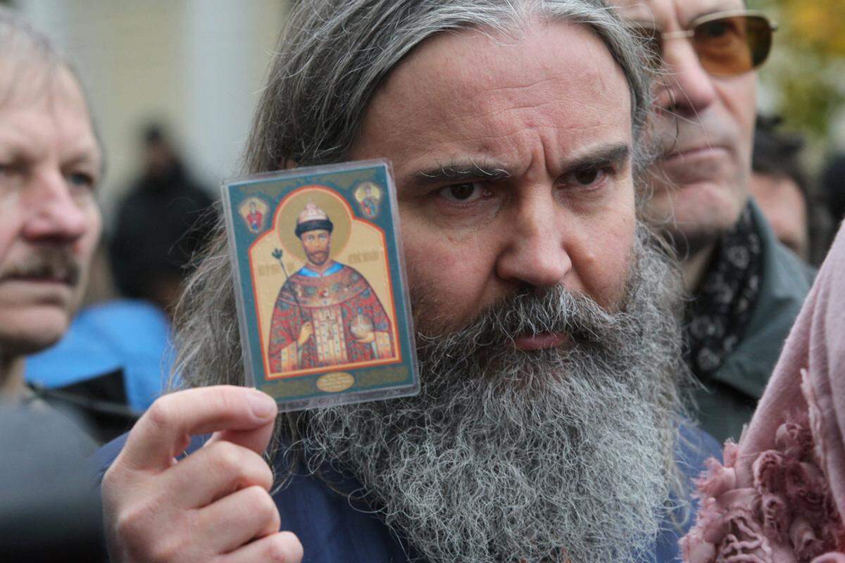 Die Aufweichung des Urteils führte zu Jubelrufen bei den Anhängern der Band. Konservative Russen protestierten dagegen vor dem Gerichtsgebäude mit religiösen Bildnissen in der Hand.
