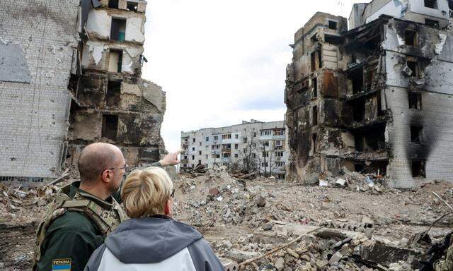 Die litauische Regierungschefin Ingrida Simonyte zeigte sich nach einem Besuch im Kiewer Vorort Borodjanka erschüttert über das Ausmaß der Gewalt. 