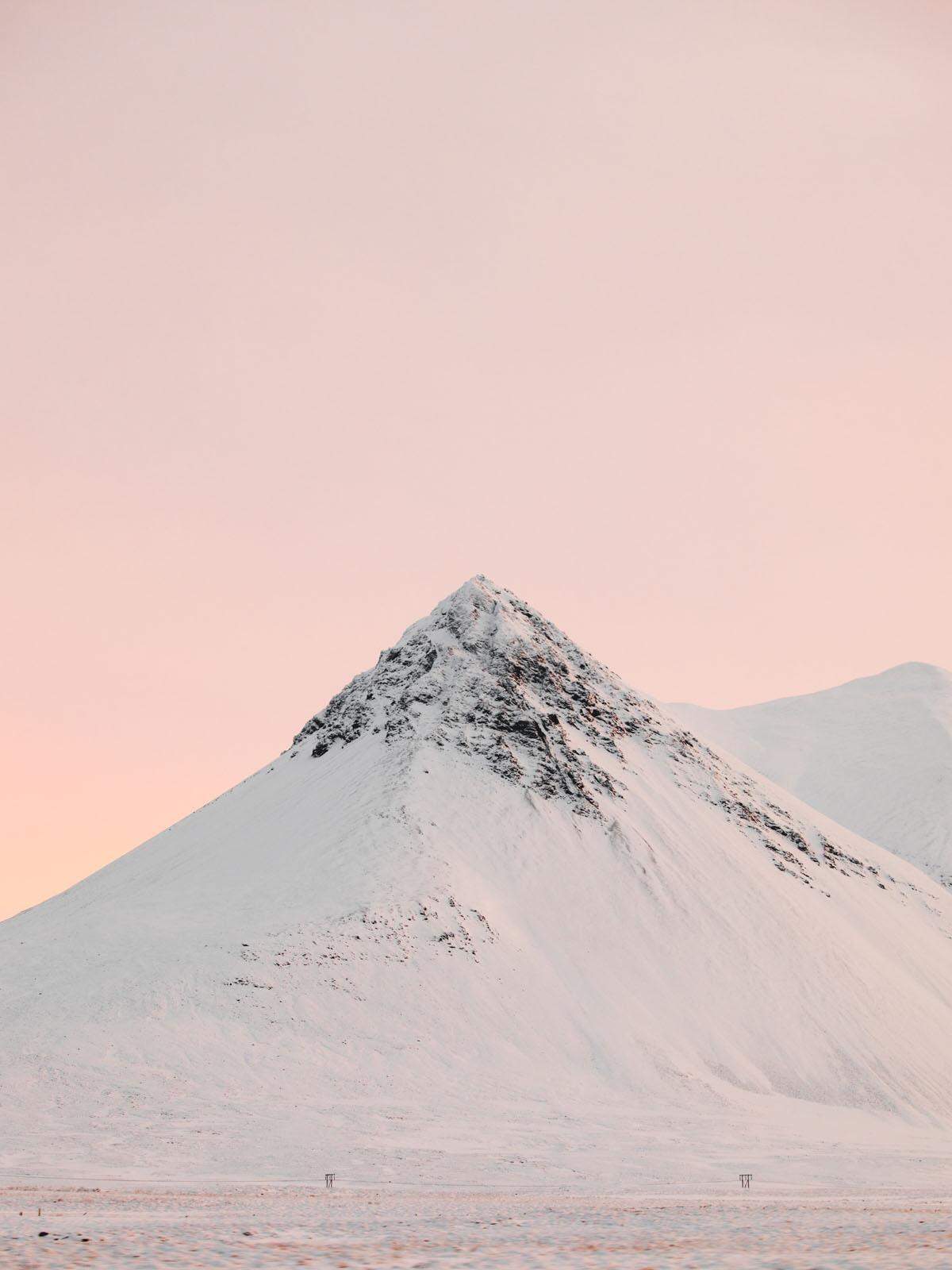 Der Norden Islands könne in den Tiefen des Winters hart sein, schreibt ein Fotograf, aber zwischen Schneestürmen bekäme man auch unglaubliche Sonnenunter- und Sonnenaufgänge zu sehen.