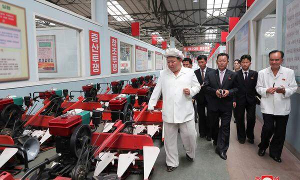 Ein von der staatlichen Nachrichtenagentur KCNA am 24. August veröffentlichtes Bild von Diktator Kim Jong-un in einer Traktor-Fabrik in Nampo.