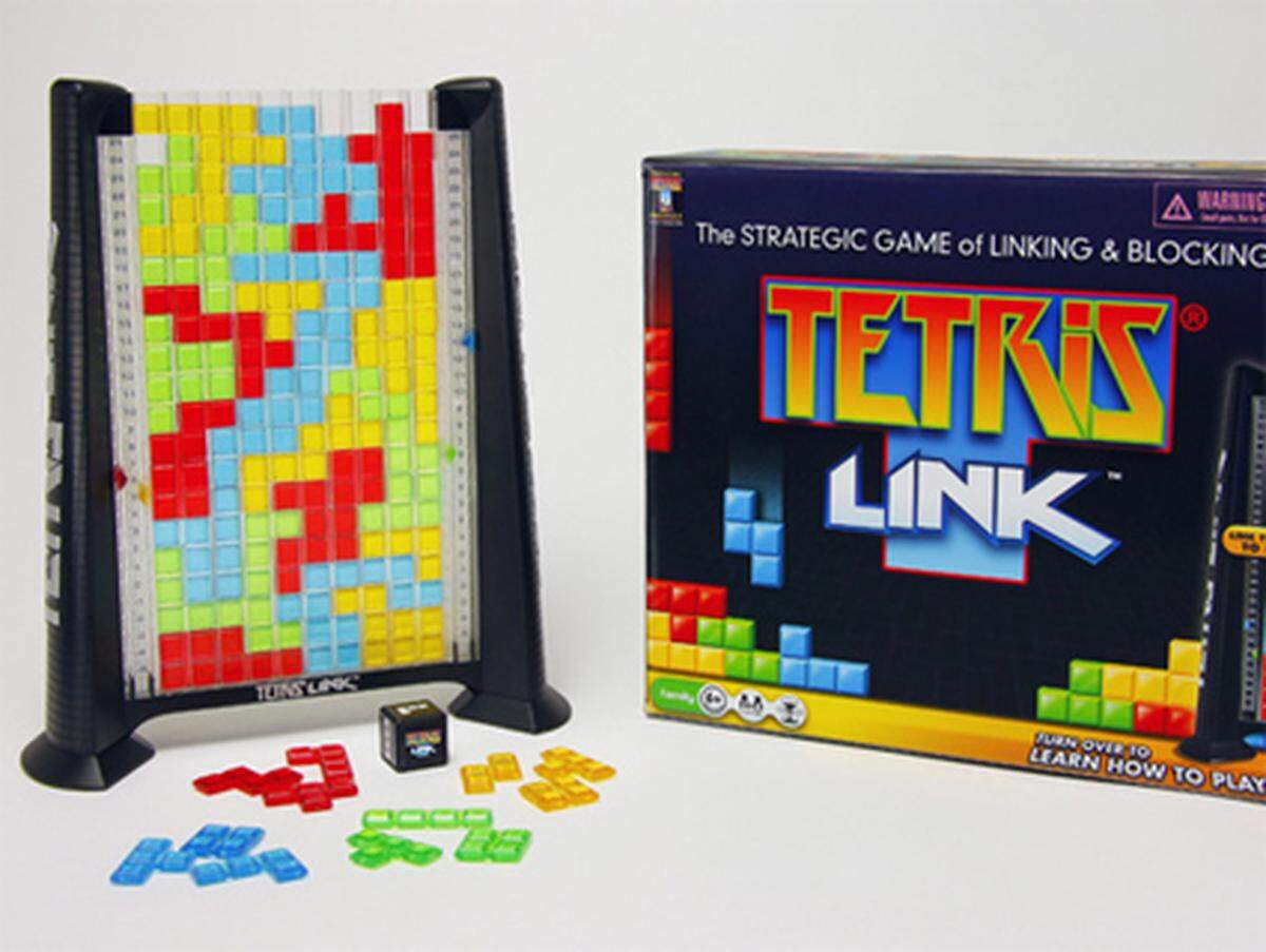 Es ist selten, dass ein digitales Spiel in einer analogen Version neu aufgelegt wird. Ausgerechnet dem Klassiker Tetris blüht dieses Schicksal nun. Tetris Link spielt man gegen andere Spieler. Jeder erhält eine Farbe und muss die charakteristischen Blöcke so einwerfen, dass die eigene Farbe möglichst nicht unterbrochen wird. Wie war nochmal die eigentliche Spielidee von Tetris?