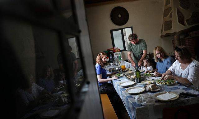 Abendessen auf einem Oliven-Bauernhof in Portugal. Olivenöl ist – dem Nutri-Score zufolge – ungesund, künstlich gesüßte Lebensmittel hingegen gesund. Das geht so nicht, kritisiert die Lebensmittelindustrie. 