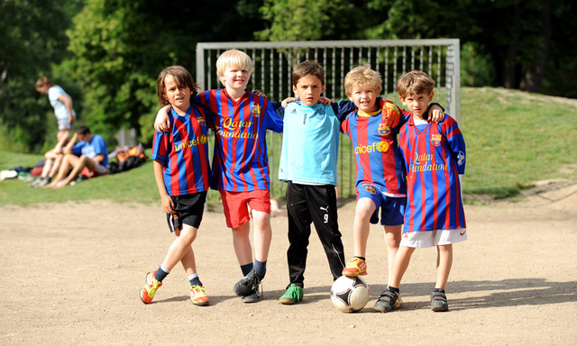 Junge Buben brauchen Idole, im Fußball eifern sie etwa Barcelonas Superstar Lionel Messi nach.