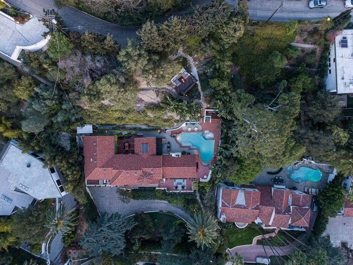 Hollywoodstar Leonardo DiCaprio kann mit einem beachtlichen Immobilienportfolio aufwarten. Zu seiner Kollektion gehört etwa ein Haus in Los Angeles, das er in den 1990er-Jahren von Madonna kaufte sowie ein Haus in Palm Springs, das er 2014 erwarb und ein 23 Millionen-Dollar-Anwesen in Malibu, das er seit 2017 sein Eigen nennt.