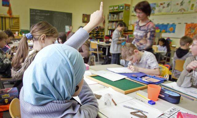 Schueler in einem Klassenzimmer in einer Maria Montessori Grunschule in Berlin Tempelhof 27 03 200