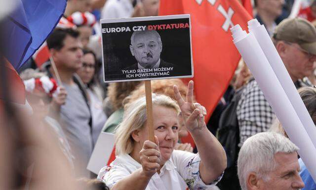 Gegen die Regierung: Plakat auf dem „Marsch der Millionen Herzen“ zeigt PiS-Chef Kaczyński und Alexander Lukaschenko.