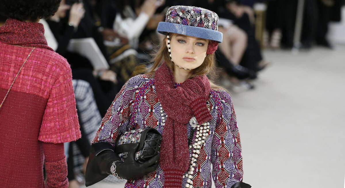 In seiner Damenkollektion für Herbst/Winter 2016/17 zeigt Lagerfeld bei den Pariser Pret-a-porter-Schauen außerdem  reich verzierte Daunenjacken, Strick-Zweiteiler und Romantik-Kleider.