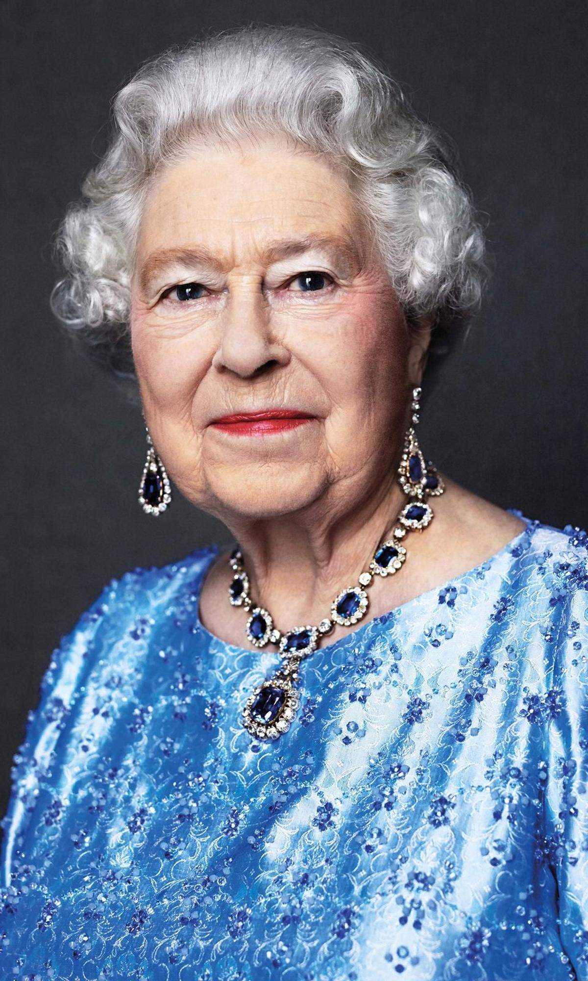 "Mein ganzes Leben, sollte es kurz oder lang werden", versprach die spätere Königin Elizabeth II. an ihrem 21. Geburtstag, wolle sie ihren Untertanen widmen. Jetzt ist die britische Königin bereits 65 Jahre auf dem Thron - und damit derzeit die am längsten amtierende Monarchin. Zum Feiern ist ihr aber wohl nicht zumute. Das Jubiläum an diesem Montag ist der Todestag ihres Vaters. Im folgenden ein paar Ausschnitte ihrer Regentschaft, wir beginnen bei A wie "annus horribilis".