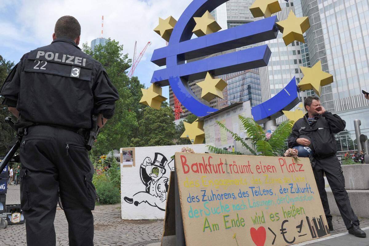 Die hessische Linke kritisierte die Räumung scharf. Als Sitz der EZB sei es Aufgabe der Stadt Frankfurt, "das demokratische Recht auf Protest zu garantieren und nicht, diesen zu verhindern", erklärte Landeschef Ulrich Wilken ...