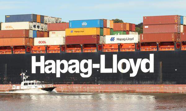 Deutschlands größte Container-Reederei Hapag-Lloyd muss wegen der Vermeidung des Suezkanals höhere Kosten auf sich nehmen.