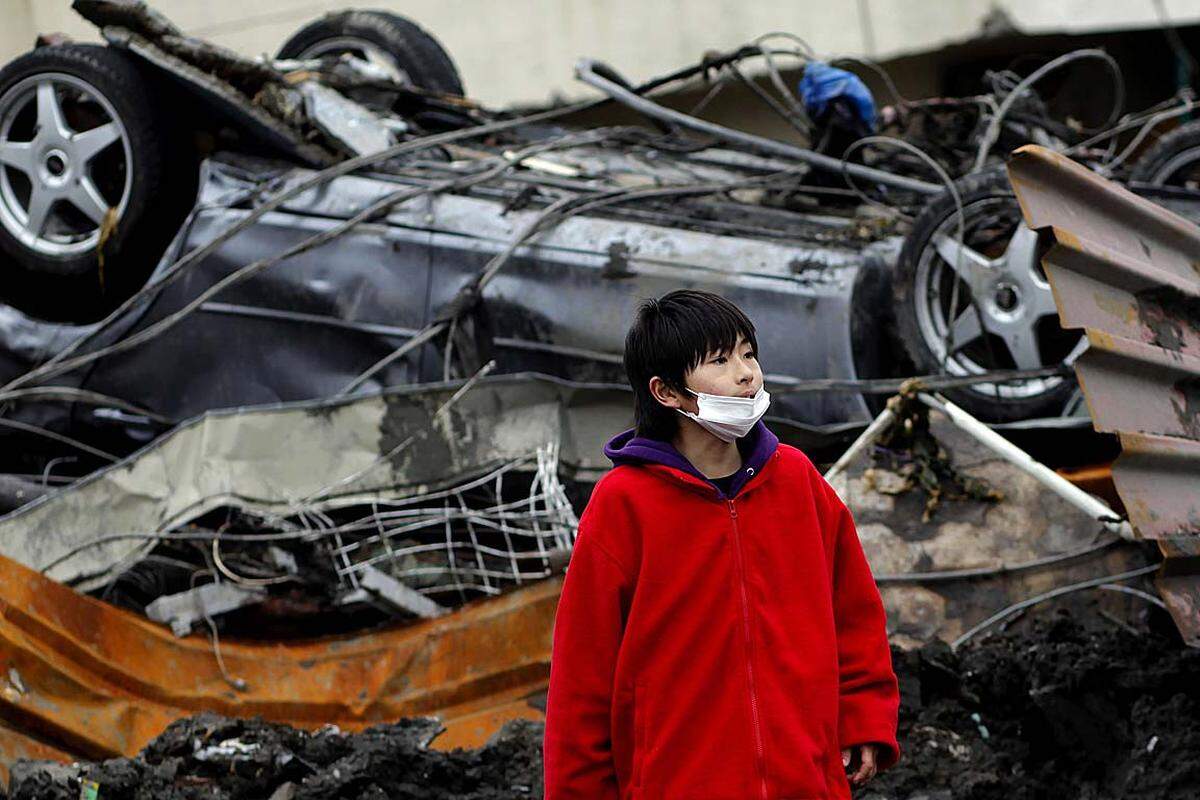 Montag (21. März): Zehn Tage nach der Katastrophe türmen sich in Otsuchi immer noch die Autos.