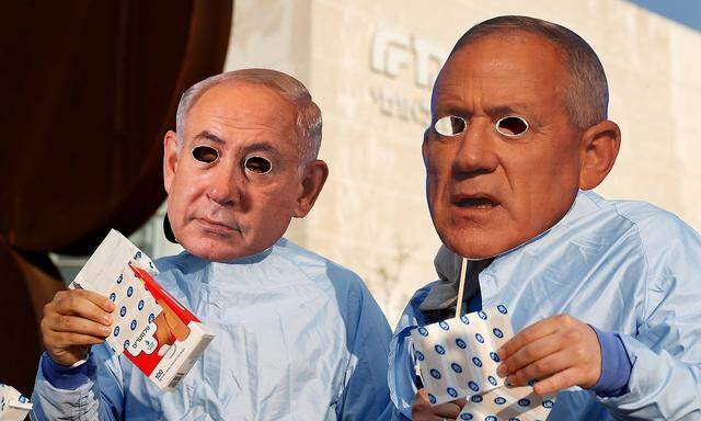 Demonstranten fordern schon lange die Auflösung der Regierung und Neuwahlen - hier ein Bild von maskierten Regierungsgegnern (links Netanjahu, rechts Gantz) Anfang Dezember in Tel Aviv.