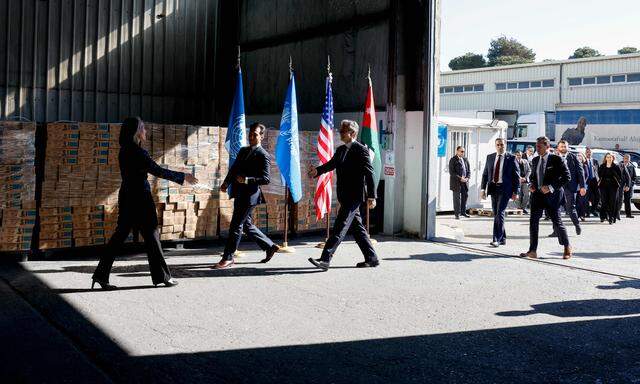 US-Außenminister Blinken ist auf Vermittlungstour im Nahen Osten, hier besucht er am Sonntag ein Lager des World Food Programs in der jordanischen Hauptstadt Amman