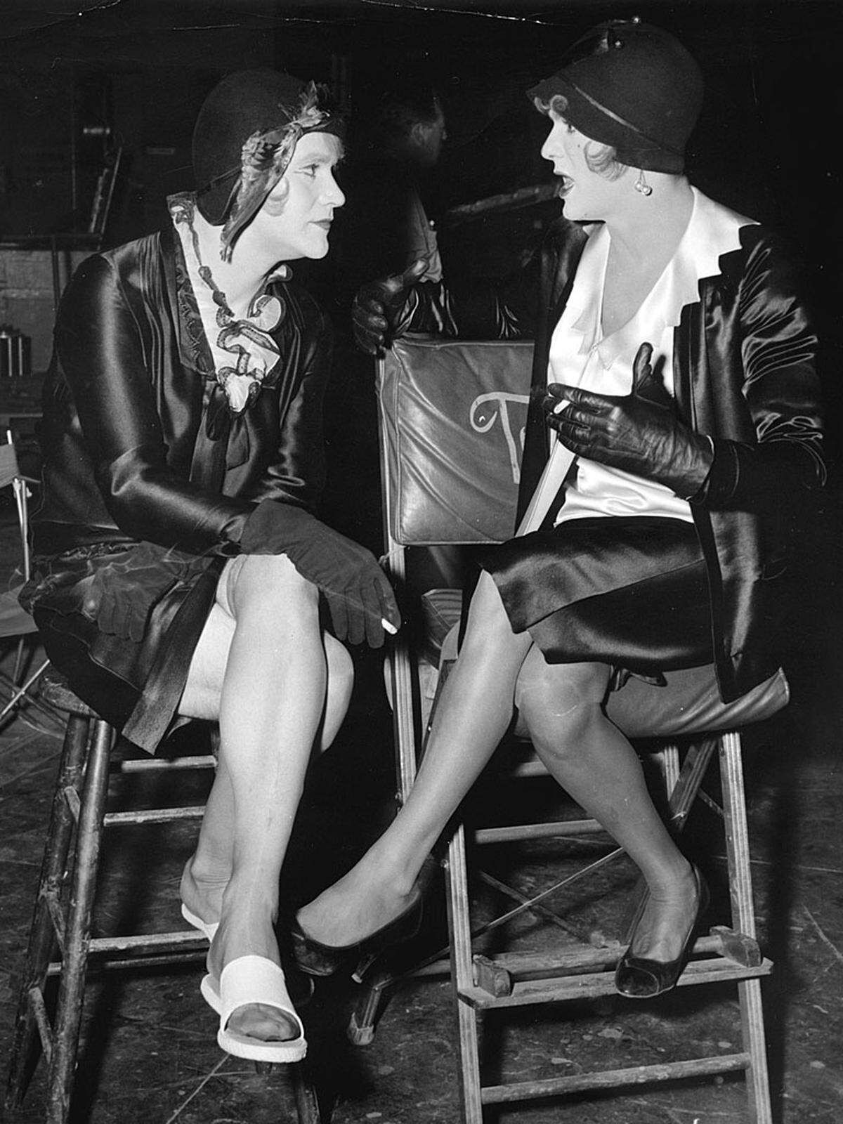 Denn Tony Curtis und Jack Lemmon heuern in Billy Wilders legendärer Komödie als Frauen verkleidet bei einer Damenkapelle an, nachdem sie zufällig einen Gangstermord beobachtet haben. So "versteckt" verlieben sich sich in die Sängerin Sugar (Marilyn Monroe). Mit Monroe verband Curtis nicht nur Berufliches.