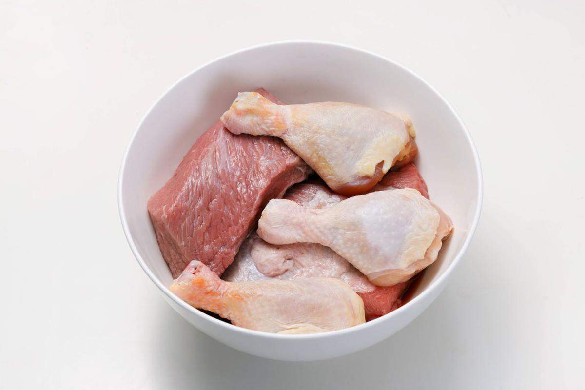 1 bis 2 Portionen Fisch3 Portionen fettarmes Fleisch und Wurstwaren3 EierFaustregel: Eine geballte Faust entspricht einer Portion Obst, Gem&uuml;se oder H&uuml;lsenfr&uuml;chte.