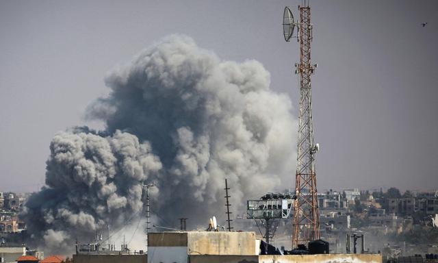 Rauch steigt über dem Osten Rafahs auf.