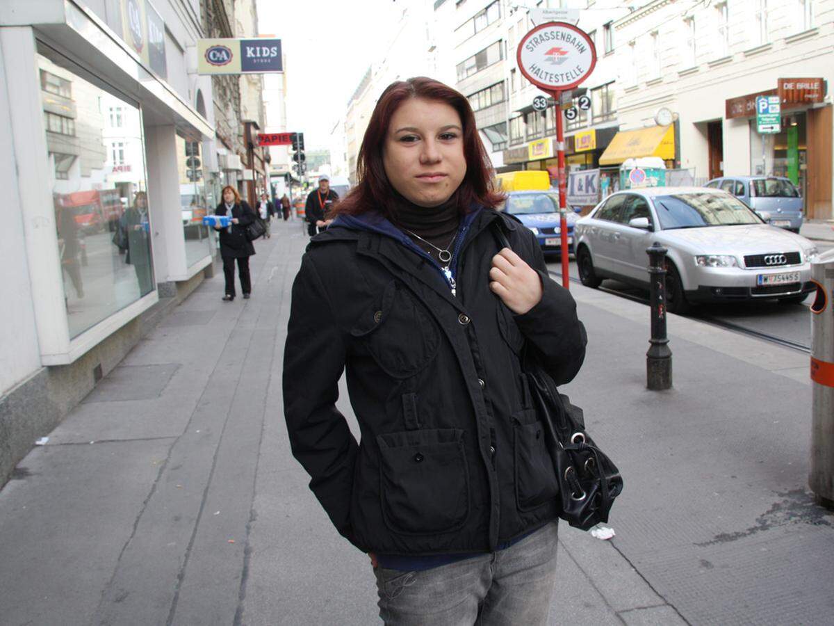 Fachschülerin Valentina wird das erste Mal bei einer Landtagswahl zur Urne schreiten. Die überbordende Wahlwerbung kann die 18-Jährige aber nicht mehr sehen: "Das ist einfach zu viel." Im Wahlkampf ärgert sie sich über Schläge unter der Gürtellinie - und die Spaltungen der Grünen.