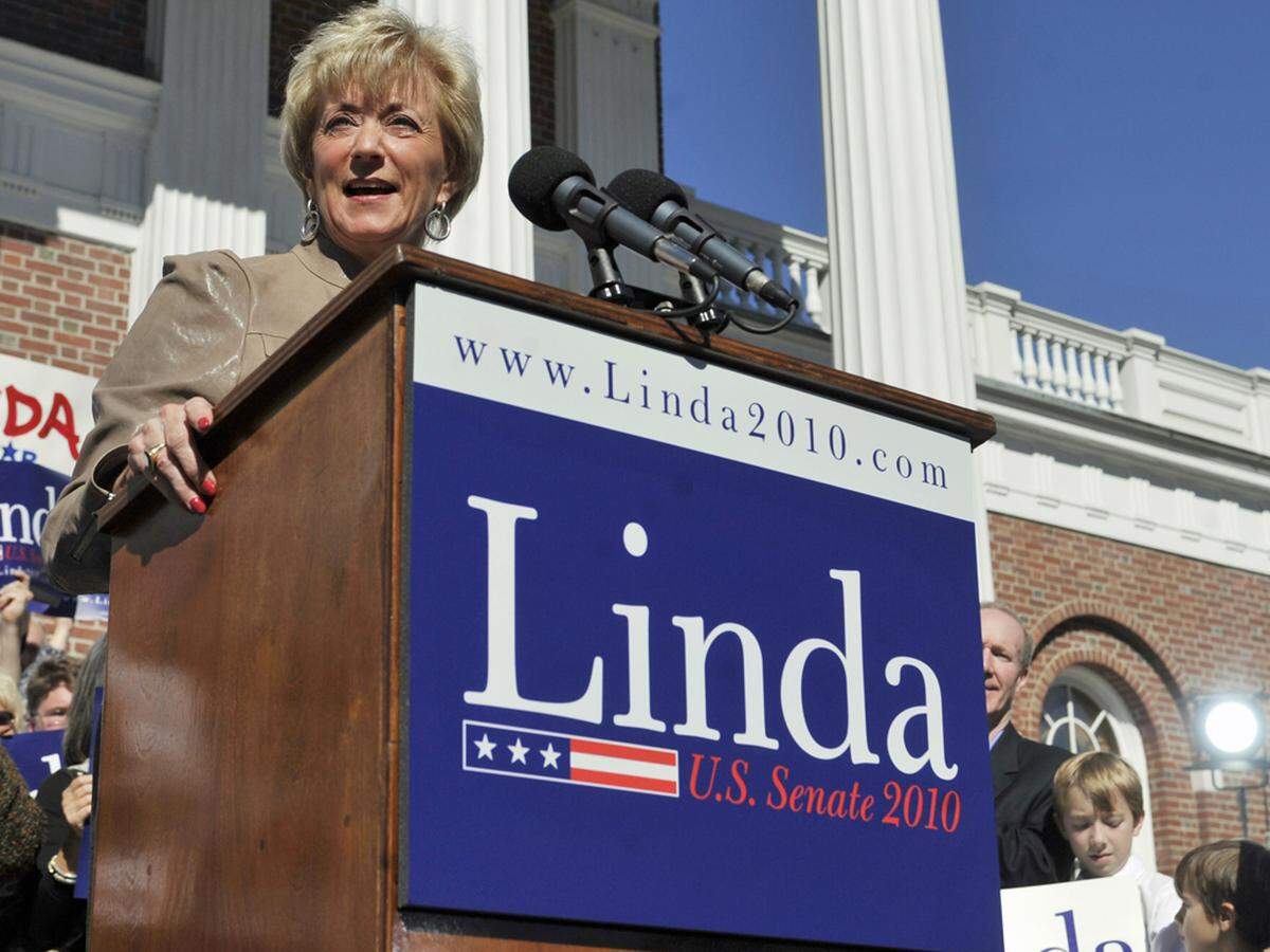 Mit Linda McMahon schloss sich auch die Chefin des Wrestling-Verbands der Tea-Party-Bewegung an. Von der Senatskandidatin im Staat Connecticut kursieren im Internet Videos, wie sie einem Mann auf offener Bühne (sc)herzhaft zwischen die Beine tritt.