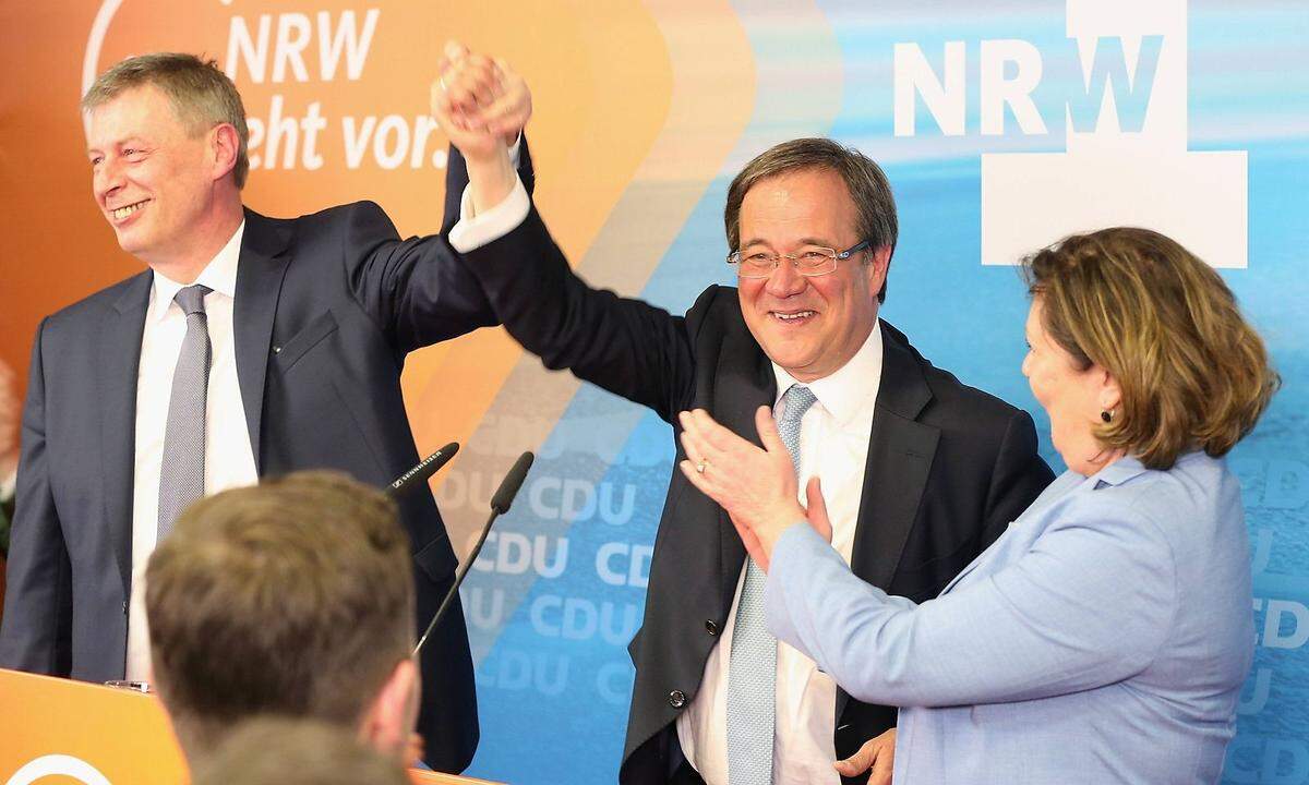 Nach nur fünf Jahren schickten die Wähler die CDU zurück in die Opposition. In den CDU-internen Machtkämpfen setzte sich Laschet 2012 im Ringen um den nordrhein-westfälischen Landesvorsitz durch. Fünf Jahre später führte er seine Partei zurück an die Macht in Düsseldorf. Im Bild: Laschet feiert seinen Wahlsieg 2017 in Nordrhein-Westfalen.