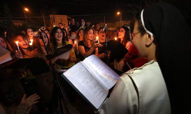 Im kurdischen Teil des Nordiraks, in Erbil, feiern zahlreiche Christen die Rückeroberung der Stadt Quarqosh.