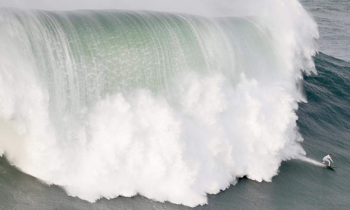 14. Dezember. Die Big-Wave-Surfer zeigten am Praia do Norte im portugiesischen Nazare ihr Können. Im Bild: der deutsche Sebastian Steudtner.