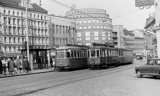 Alte Grenze: Wo am heutigen Christian-Broda-Platz noch 1967 der 5er und der 6er fuhren, verlief einst die Stadtgrenze von Wien – im dortigen Linienamt mussten Passagiere der Straßenbahn noch bis 1921 die Verzehrungssteuer entrichten.