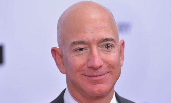 2016 war Jeff Bezos erstmals unter den Top 10 - mittlerweile hat er schon den Sprung nach ganz oben geschafft. Der 55-Jährige hat laut "Forbes" mittlerweile ein Vermögen von 131 Milliarden Dollar. Reich geworden ist Jeff Bezos mit dem Internethändler Amazon, an dem er 16 Prozent hält.Mehr: Die Austro-Milliardäre im "Forbes"-Ranking
