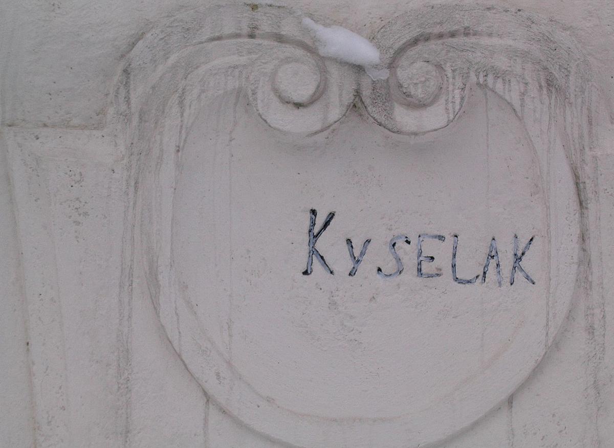 Kyselaks Inschrift an der Säule im Wiener Schwarzenbergpark. Josef Kyselak (1798 - 1831) war begeisterter Wanderer und Hofkammerbeamter in Wien. Bekannt wurde er für die Gewohnheit, auf Wanderungen seinen Namen in großen Buchstaben zu hinterlassen. Für die Graffiti-Kultur stellt er einen wichtigen Vorläufer dar.