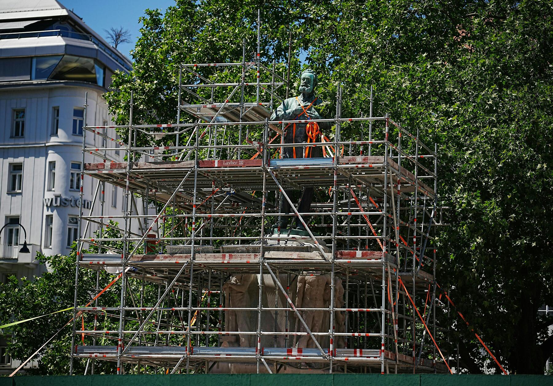 Lueger-Denkmal: Warum steht die Bronzestatue plötzlich wieder da?