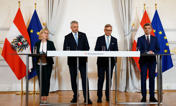 Klimaschutzministerin Leonore Gewessler (Grüne), Bundeskanzler Karl Nehammer (ÖVP), Finanzminister Magnus Brunner (ÖVP) und der Präsident der Finanzprokuratur Wolfgang Peschorn