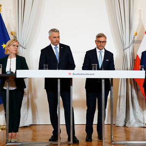 Klimaschutzministerin Leonore Gewessler (Grüne), Bundeskanzler Karl Nehammer (ÖVP), Finanzminister Magnus Brunner (ÖVP) und der Präsident der Finanzprokuratur Wolfgang Peschorn