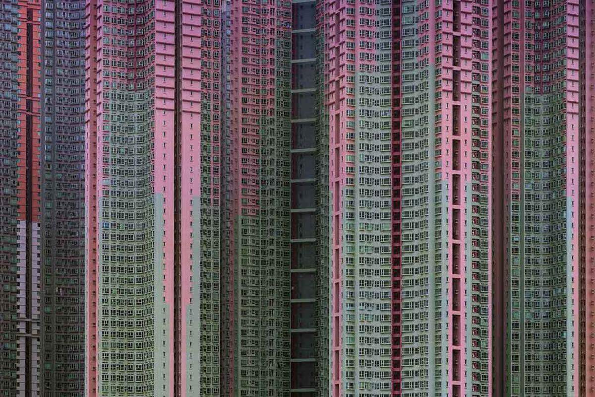 Mehr als 14 Jahre hat der aus Deutschland stammende Fotograf Michael Wolf in Hongkong gelebt. Er hat die spezifischen visuellen Aspekte einer der am dichtesten besiedelten Städte der Welt beeindruckend in Bildern festgehalten.