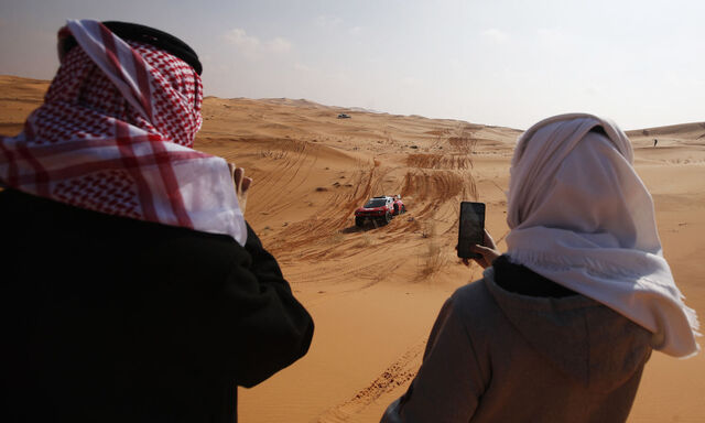 Ganz neue Perspektiven in Saudiarabien: Frauen begeistern ihre Landsleute bei der Rallye Dakar.