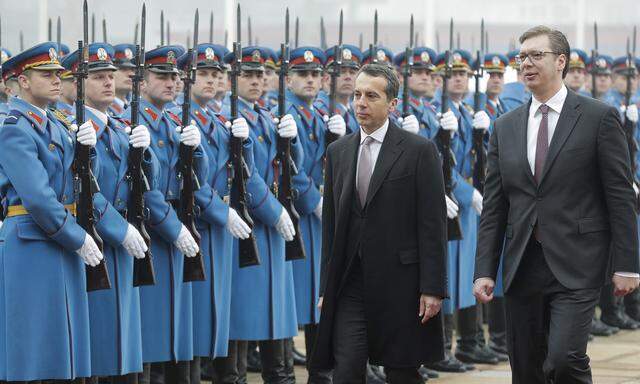 Militärische Ehren: Kanzler Kern wird vom serbischen Ministerpräsidenten, Aleksandar Vučić, in Belgrad empfangen.  
