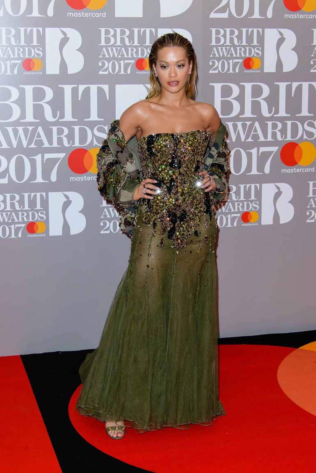 Rita Ora tat es ihr in einer Robe von Alexandre Vauthier gleich und war damit fast ein wenig overdressed.