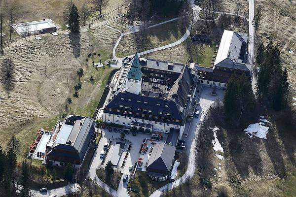 Ihr Protest richtete sich gegen das Gipfeltreffen großer Industrienationen im benachbarten Schloss Elmau. Dort begann am Sonntag der G-7-Gipfel.