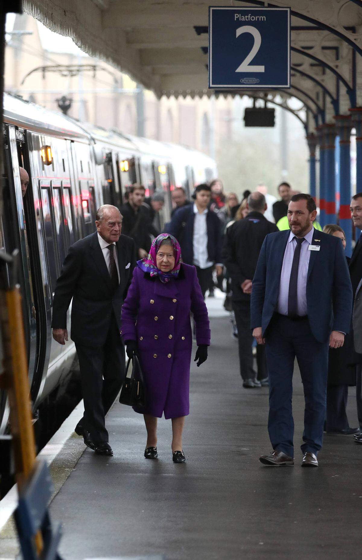 Queen Elizabeth reist traditionellerweise mit dem Zug an. Dafür mietet sie einen öffentlichen Zug nach Kings Lynn für sich, ihren Ehemann Prinz Philip und den wichtigsten Mitarbeitern. Während die Gäste am 24. erscheinen, reist die Königin bereits einige Tage vorher an um sich noch um den letzten Schliff zu kümmern.