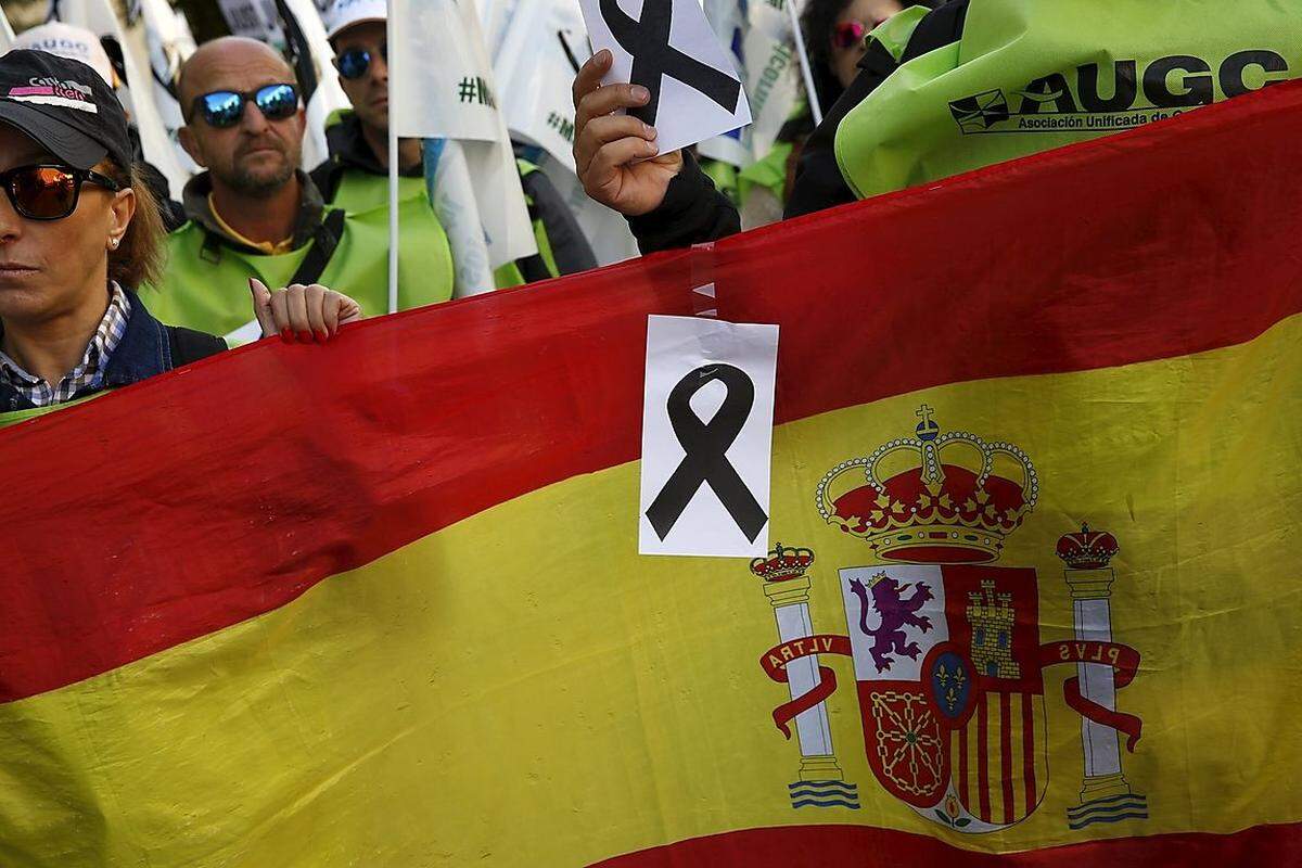 Eigentlich wollte die spanische Guardia Civil am Samstag ja für bessere Arbeitsbedingungen demonstrieren. Das tat sie auch, allerdings nicht ohne ihre Solidarität mit den Terroropfern von Paris zum Ausdruck zu bringen. In Spanien erinnert man sich noch gut an die islamistischen Anschläge auf Nahverkehrszüge im März 2004.