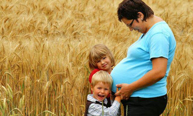 Schwangere Frau mit Kindern