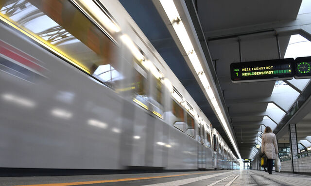 87 Millionen Fahrgäste nehmen pro Jahr die U4. Gestern mussten manche auf Schienenersatzverkehr ausweichen.