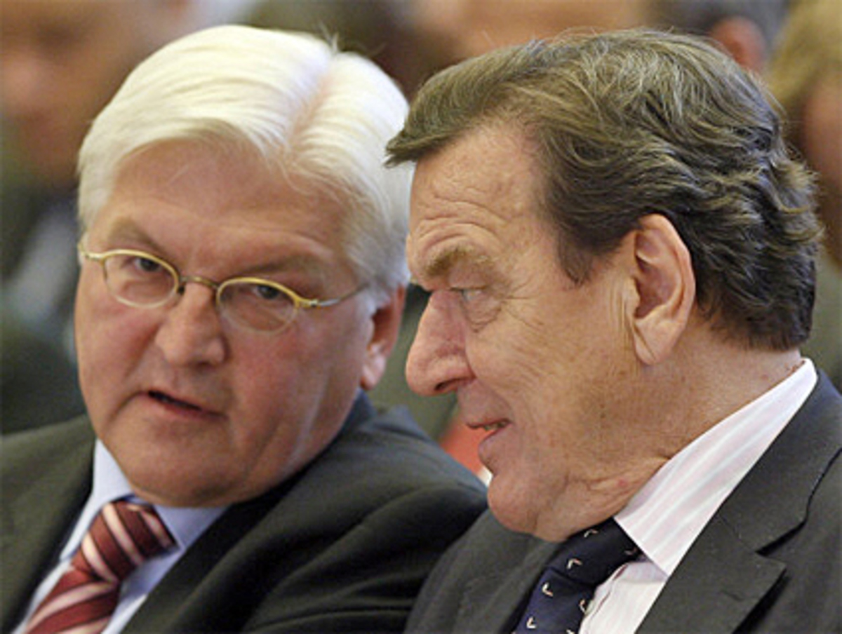 Der studierte Jurist hätte sich bestens an den Hebeln der Macht ausgekannt: Als Chef des Kanzleramtes war der jetzt 52-Jährige über Jahre einer der engsten Vertrauten von Gerhard Schröder - und einer der Wegbereiter der Reform-"Agenda 2010". Meist blieb Steinmeier, der mit einer Richterin verheiratet ist und eine Tochter hat, in dieser Zeit unauffällig im Hintergrund.