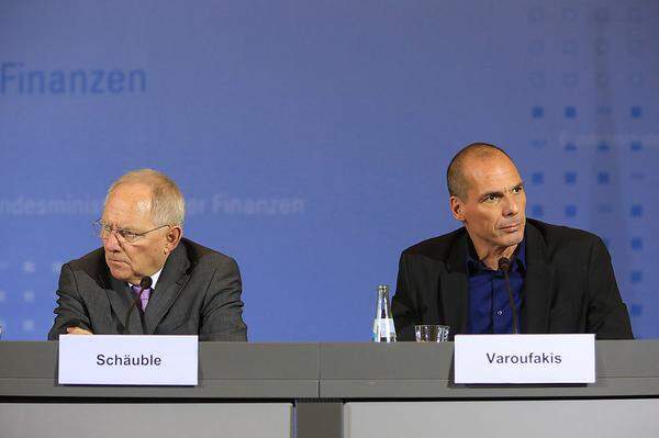 Diese Art trieb viele - allen voran den deutschen Finanzminister Wolfgang Schäuble - "zum Wahnsinn", sagen Insider.Überhaupt war das Verhältnis zwischen der Syriza-Partei und Deutschland stets stark angespannt: "Ich denke, von allen Ländern in Europa verstehen die Deutschen am besten diese simple Nachricht. Wenn man eine stolze Nation zu lange demütigt und sie Verhandlungen und Kummer einer Schuldendeflationskrise aussetzt, ohne Licht am Ende des Tunnels, dann gärt es in dieser Nation irgendwann", sagte Varoufakis einmal.